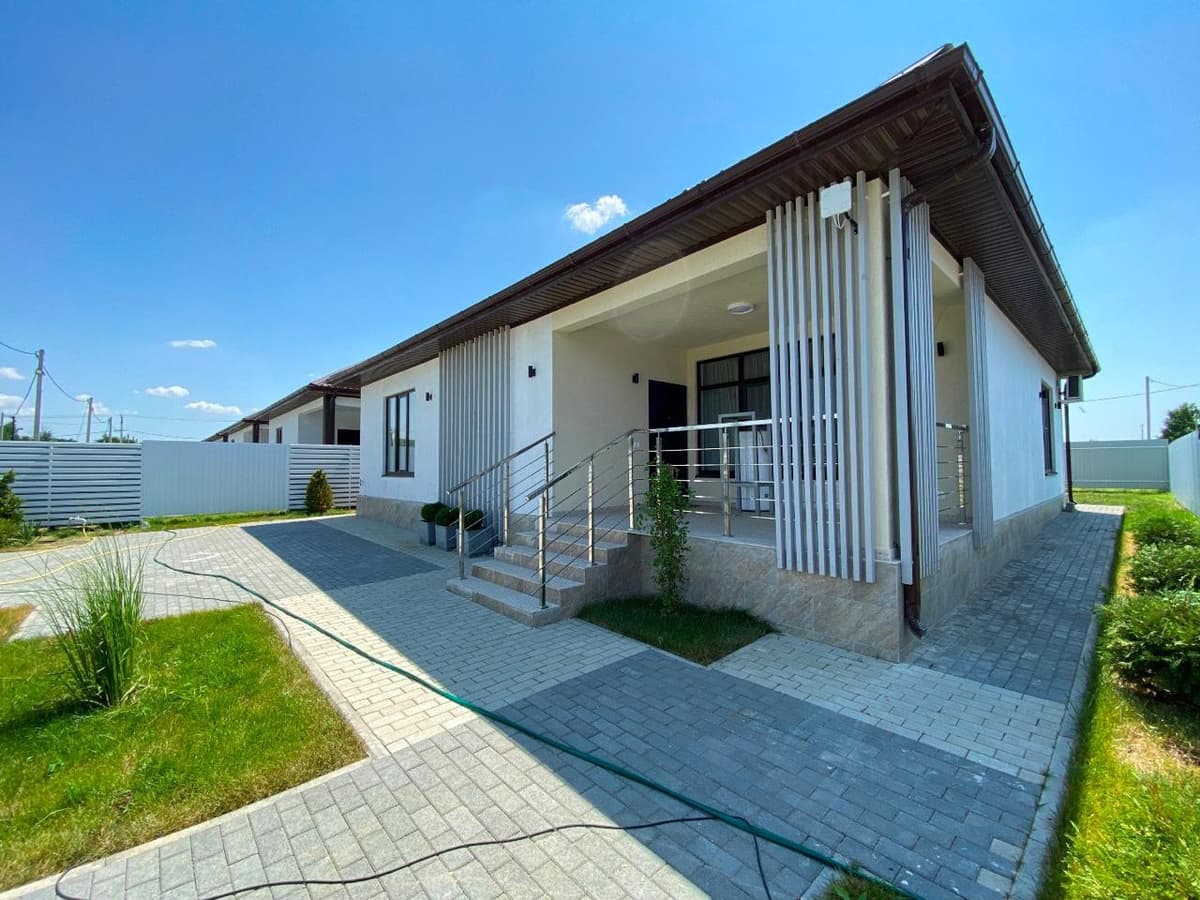 Современный дом с террасой и подогреваемым бассейном